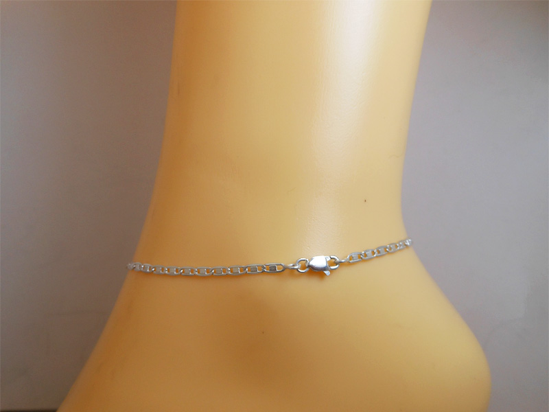 Side profile of a classic 925 sterling silver Valentino chain ankle