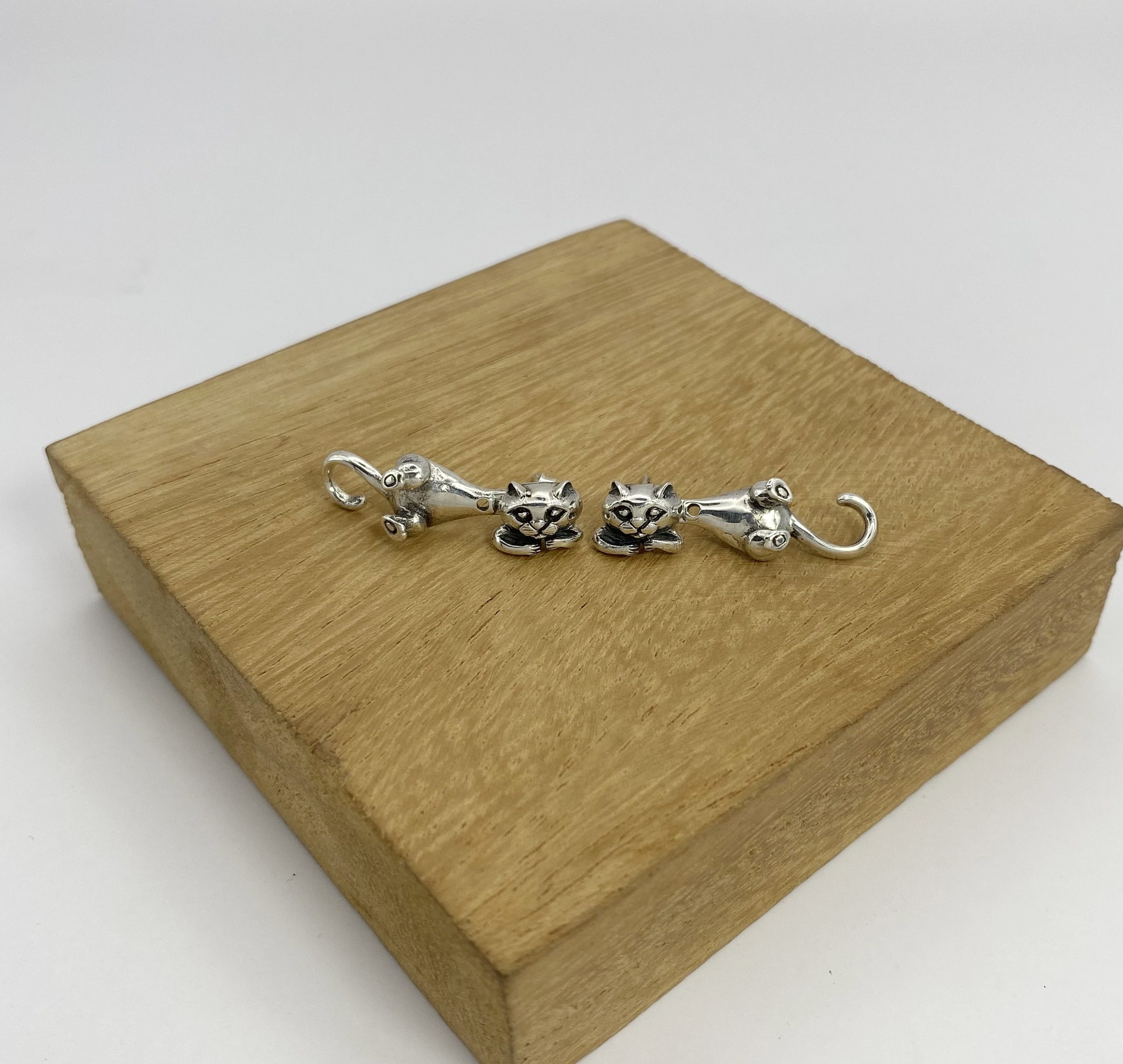 Detailed view of cat design earring jackets