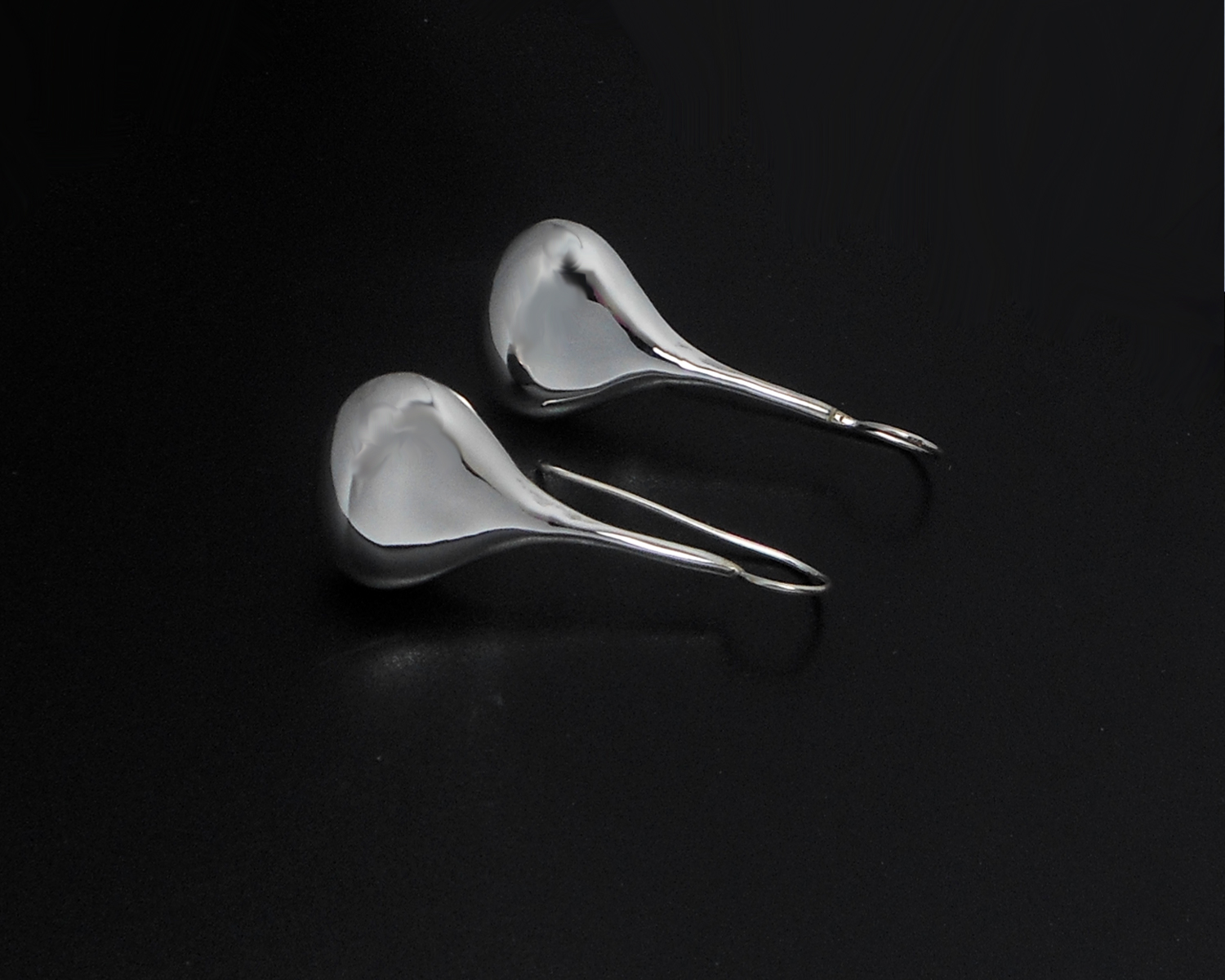 Minimalist view of long teardrop threader earrings.