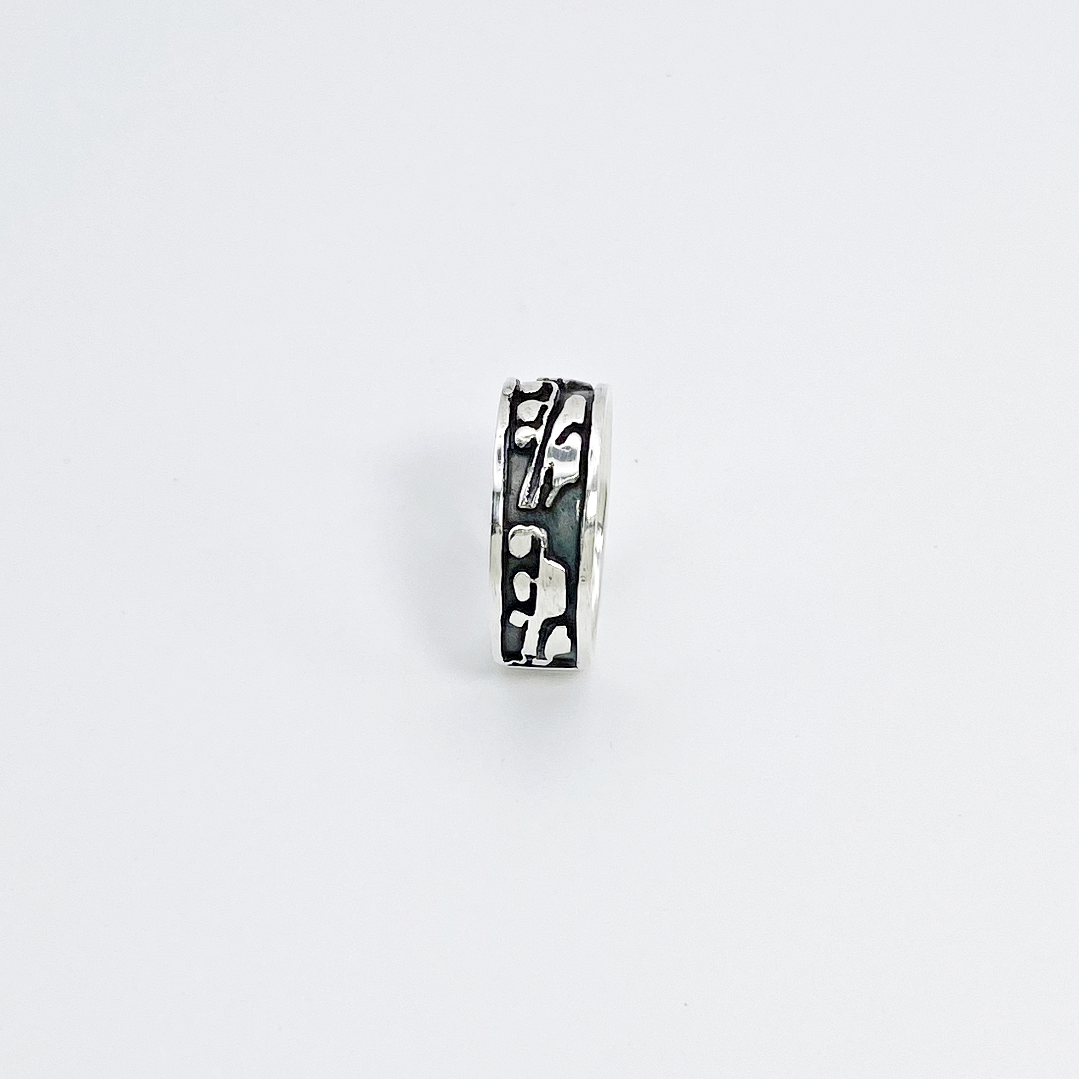 Front studio view of a 925 silver leaf patterned ring against a white background.