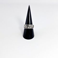 A 925 sterling silver leaf pattern ring showcased on a black cone ring display.