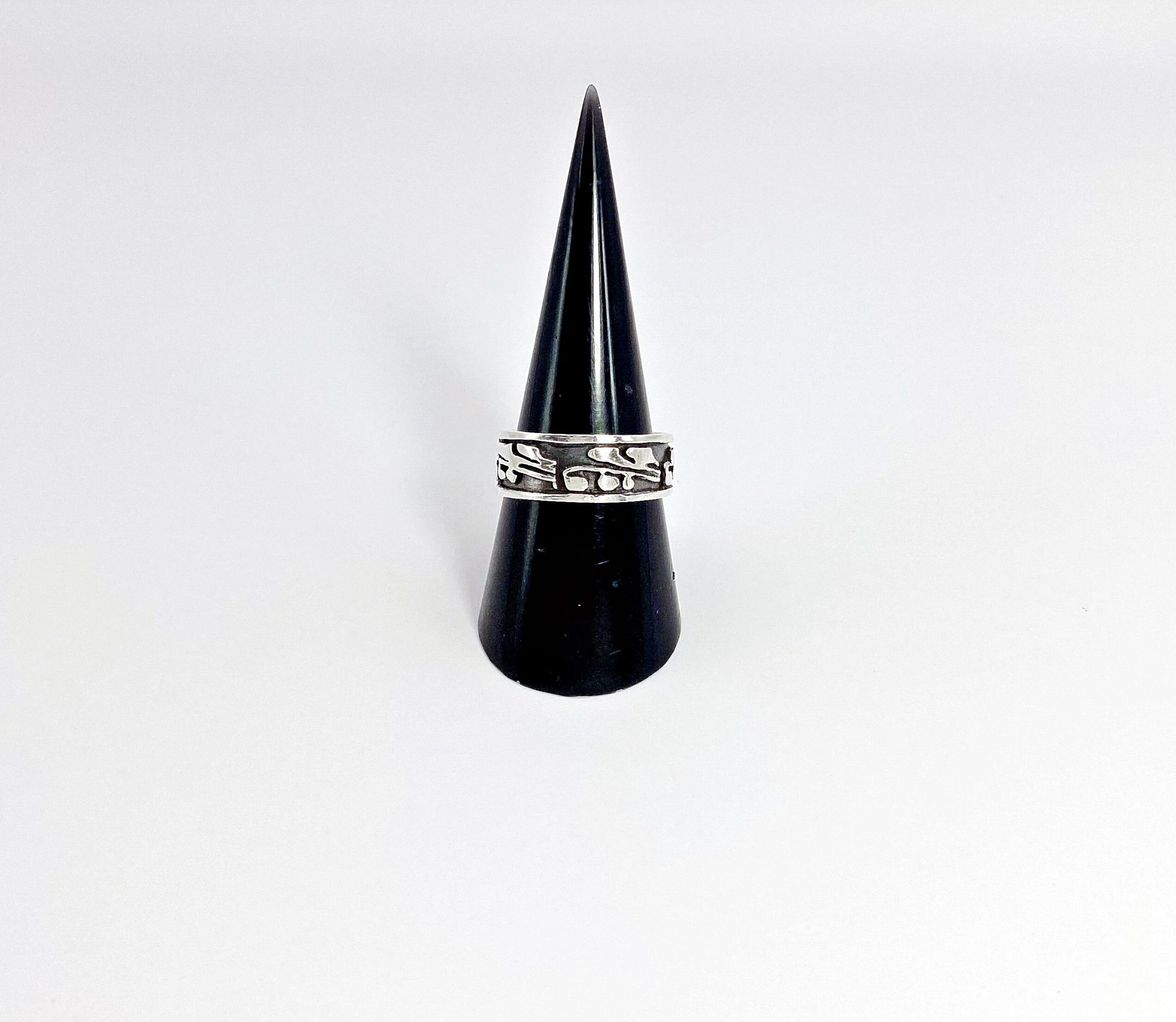 A 925 sterling silver leaf pattern ring showcased on a black cone ring display.