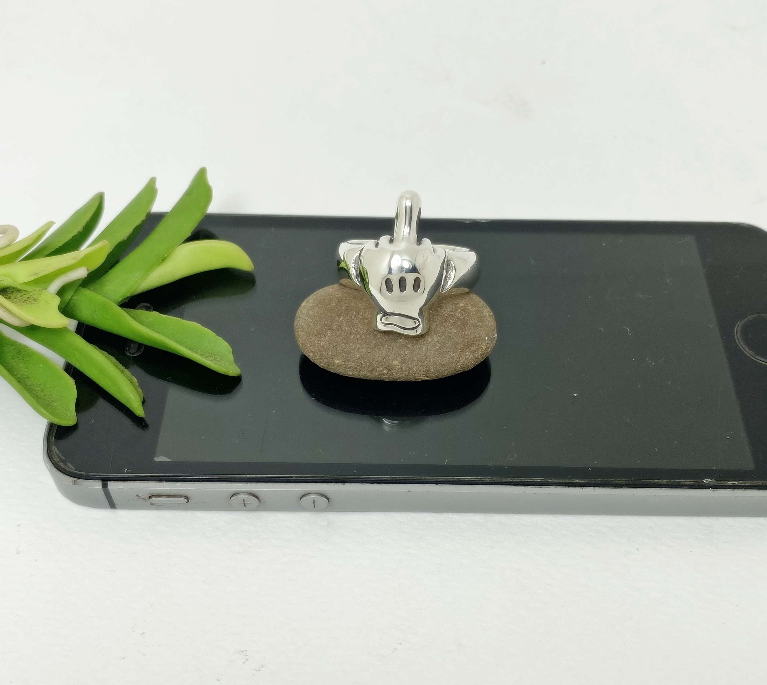 r308g-cartoon-hand-skull-ring-handcrafted-925-silver Close-up of 925 sterling silver texture on r308 ring, handcrafted by Sup Silver.